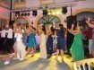 Hochzeitsgäste tanzen ausgelassen und klatschen in die Hände, während ein DJ aus Wien für beste Musik und Stimmung sorgt